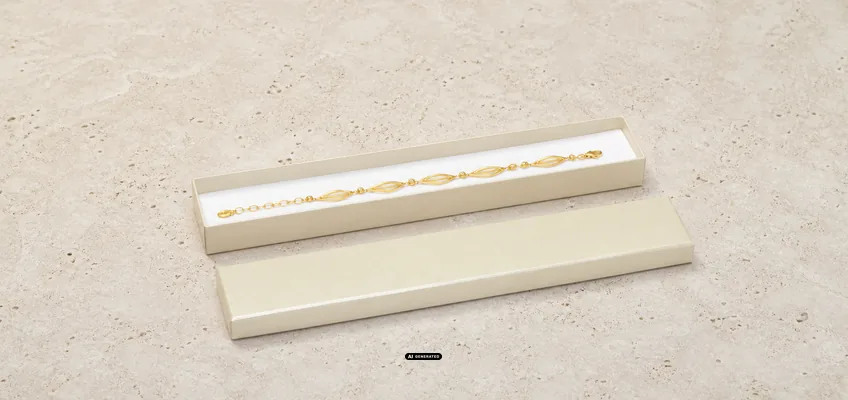 Längliche Uhrenverpackung aus Karton in Creme, geöffnet, mit hellem Inlay